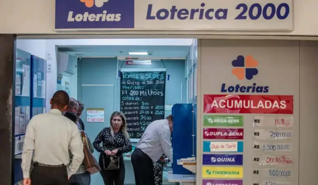 Pessoas na lotérica