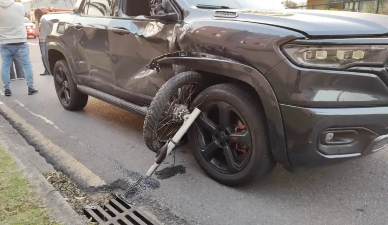 Acidente entre motocicleta e caminhonete