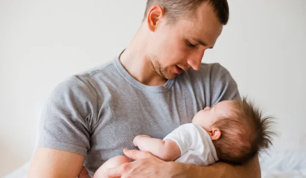 pai segurando filho bebê