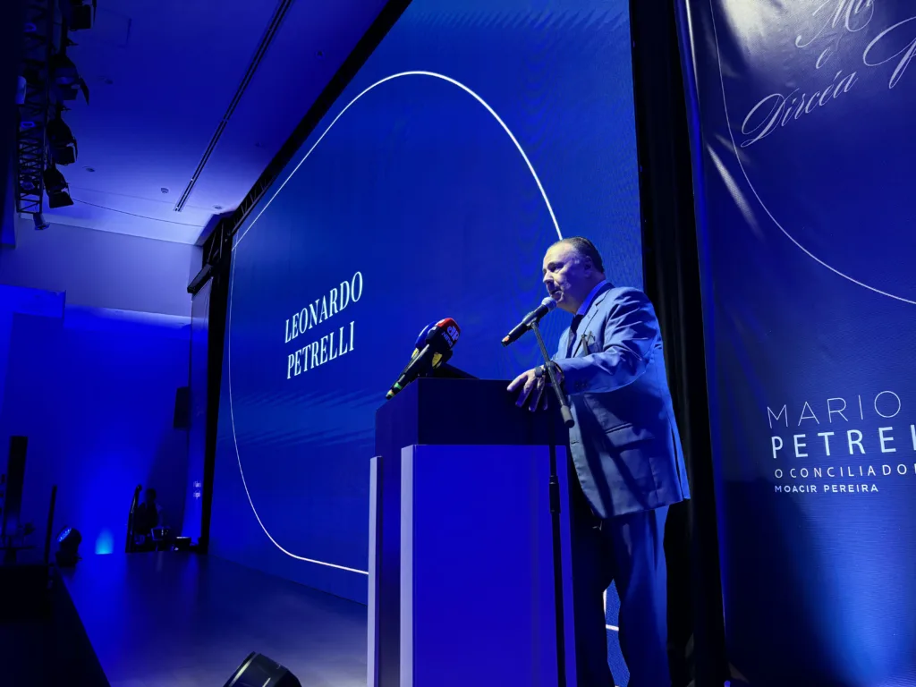 Leonardo Petrelli, durante discurso no lançamento do livro e documentário sobre os pais, Mário e Dircéa