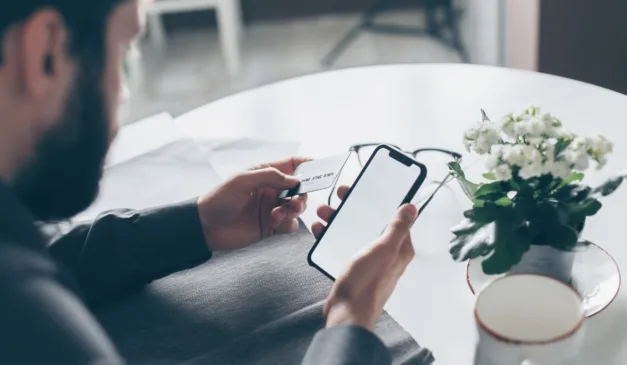 homem mexendo no celular para ilustrar golpes online