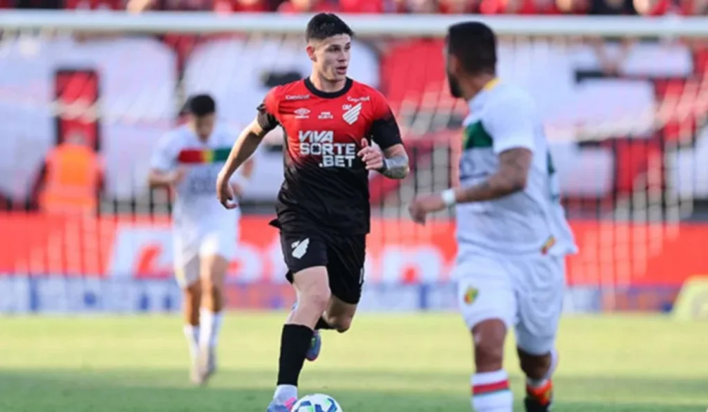 Zapelli com a bola no jogo contra o Brusque em Joinville (Foto: Duda Matoso/Athletico)