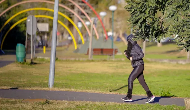 mulher correndo no frio para ilustrar a previsão do tempo em Curitiba