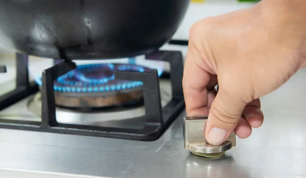 pessoa ligando a boca do fogão