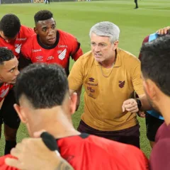 Odair Hellmann conversa com o elenco do Athletico após a vitória sobre o Athletic. Foto: Duda Matoso/Athletico