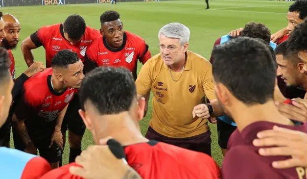 Odair Hellmann conversa com o elenco do Athletico após a vitória sobre o Athletic. Foto: Duda Matoso/Athletico