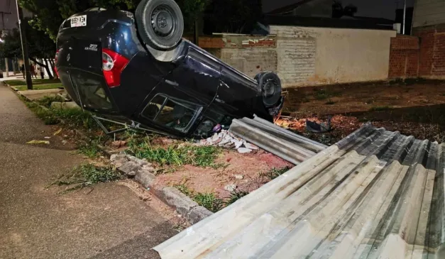 carro capotado após ser atingido por tijolo