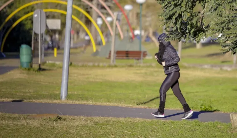 mulher correndo no sol e frio para ilustrar previsão do tempo em curitiba