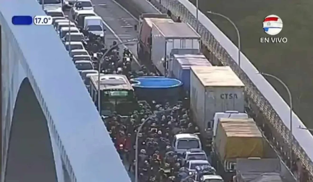 Piscina na Ponde da Amizade e muitos veículos ao redor