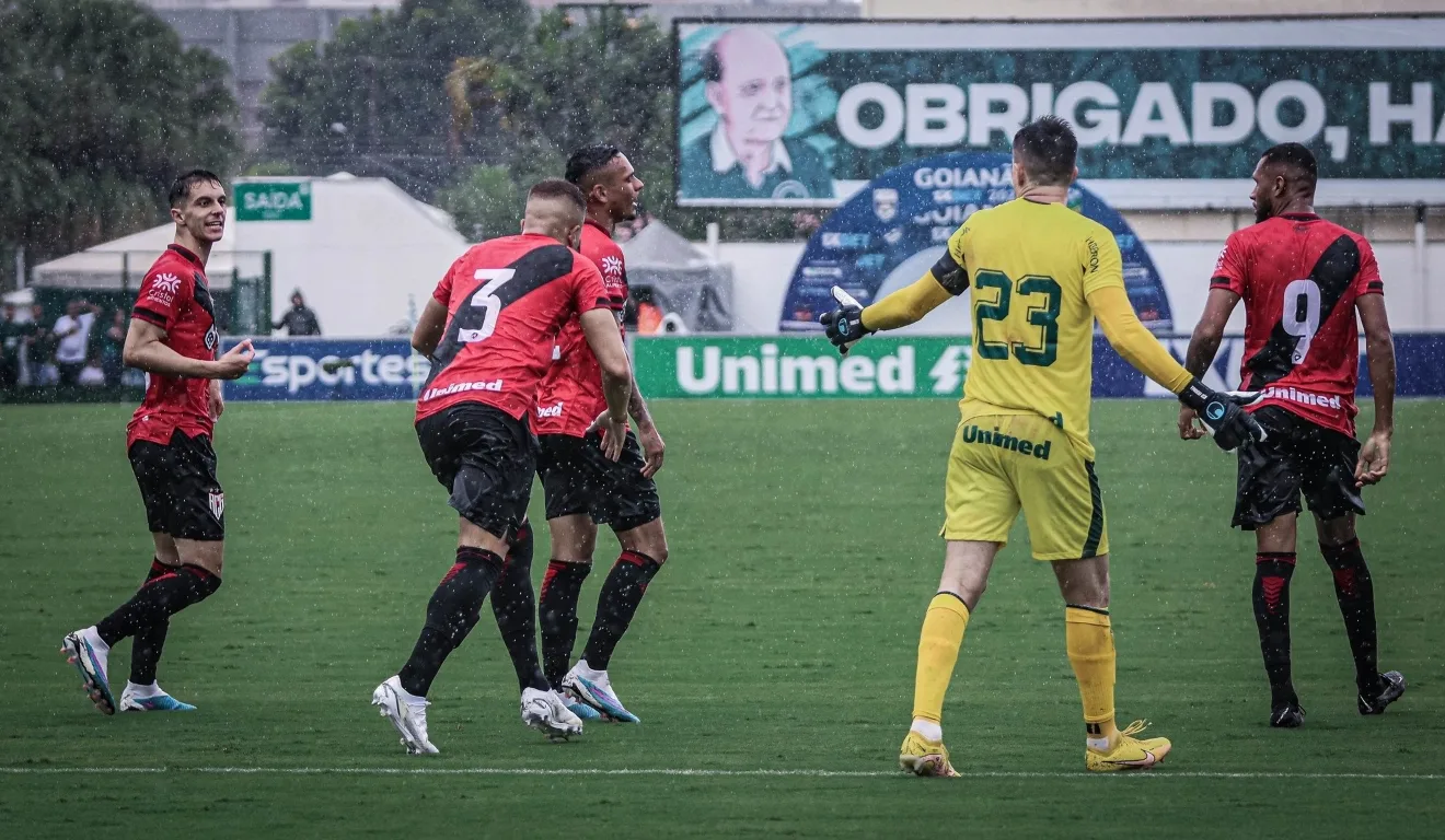 Tadeu discutindo com jogadores do Atlético-GO