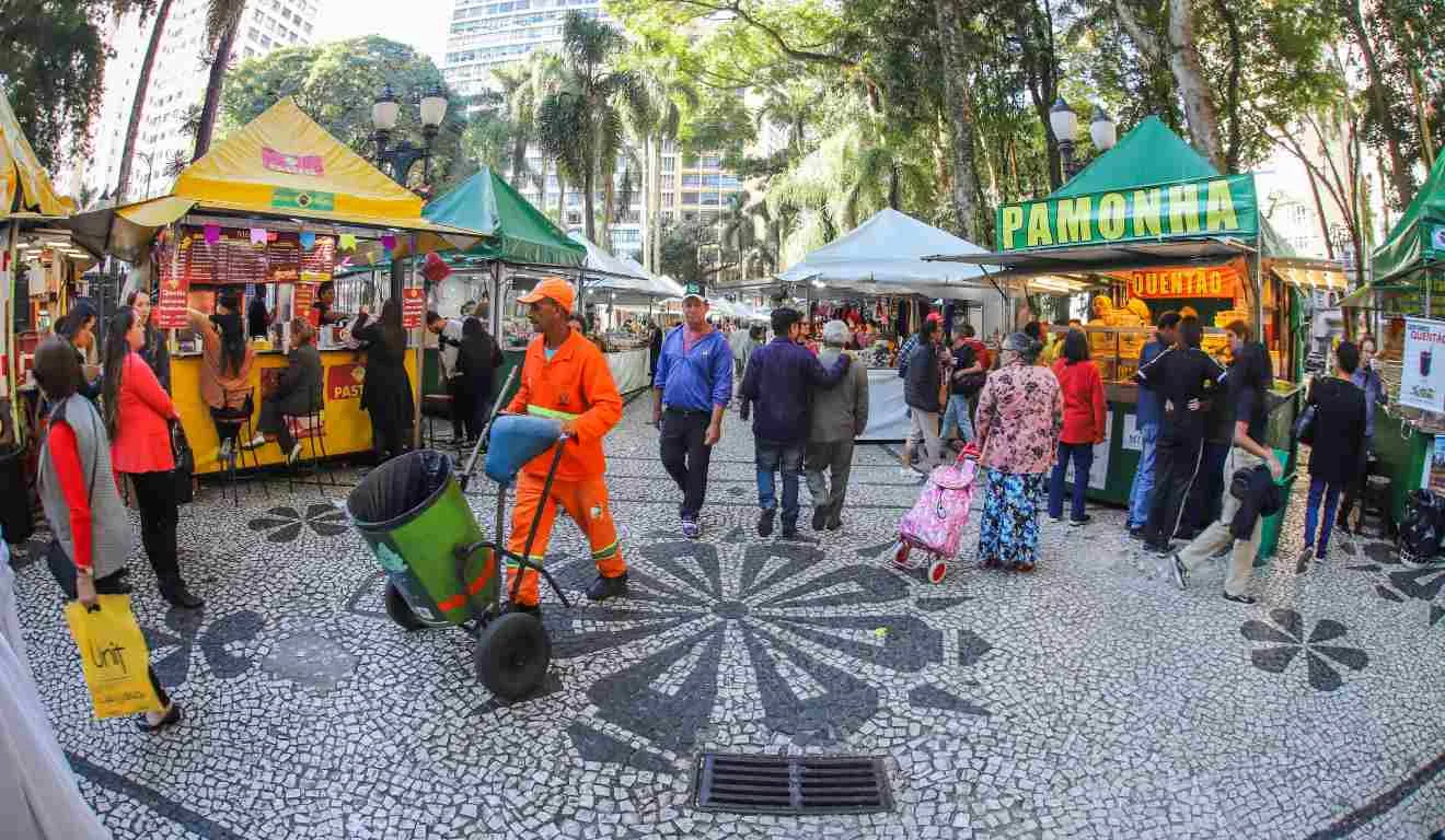 Feira de inverno na Praça Osório no Centro de Curitiba 