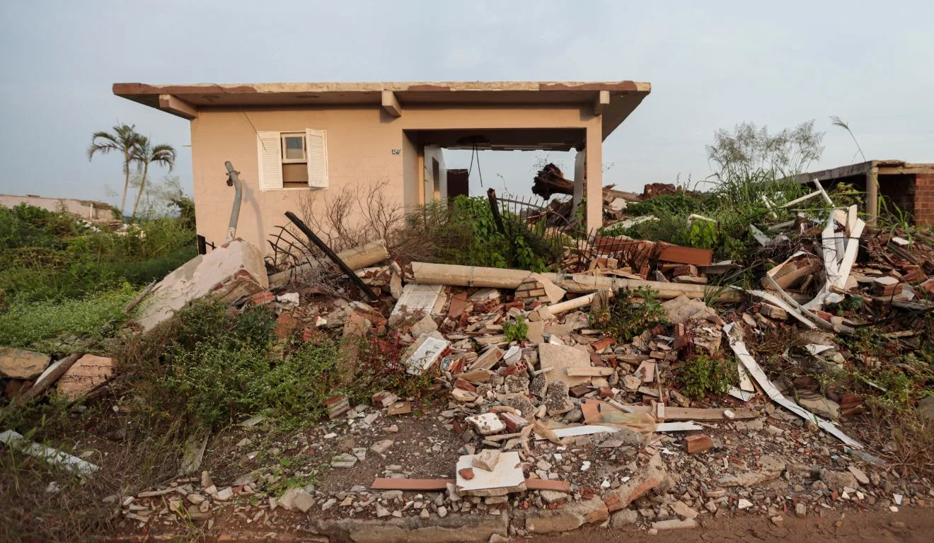 Casa destruída pelas enchentes no Rio Grande do Sul, em Arroio do Meio
