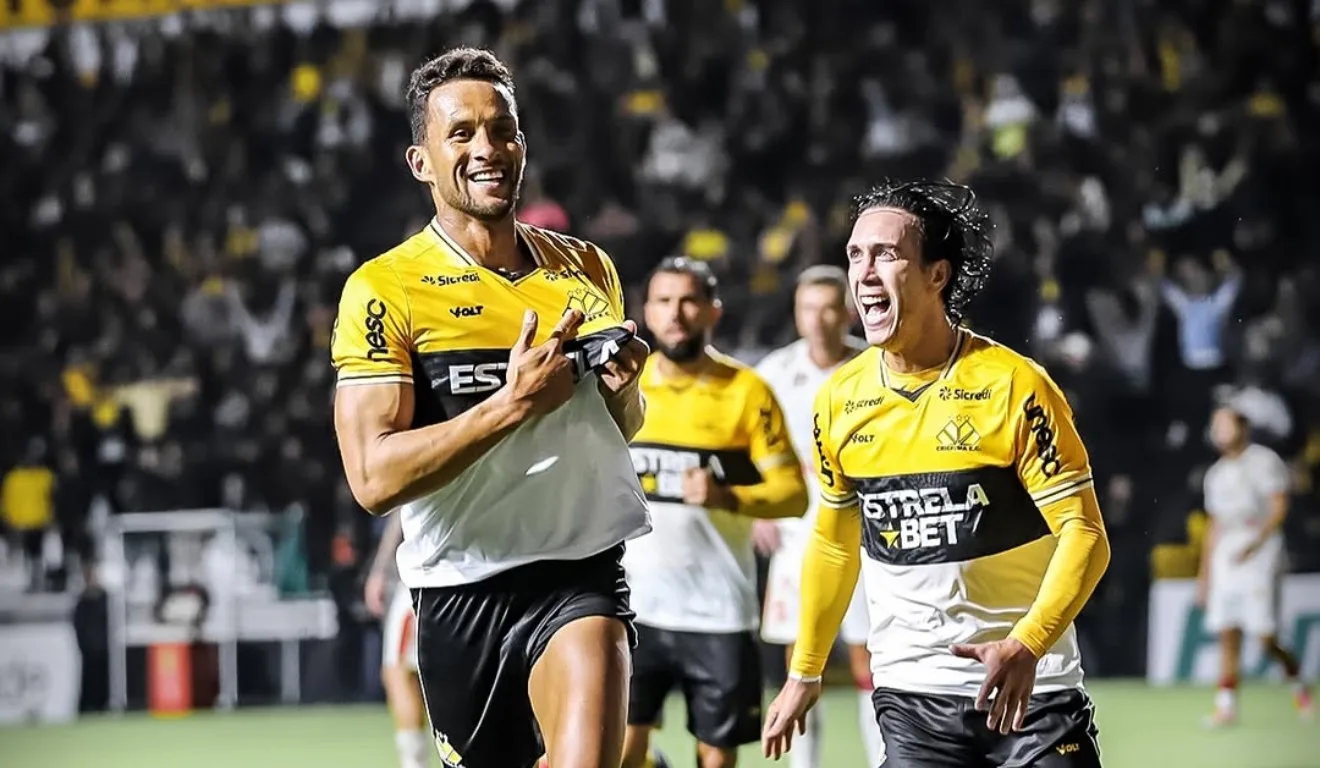 jogadores do Criciúma comemorando gol