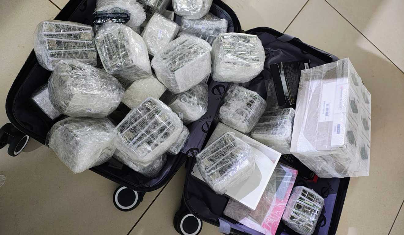 Mala recheada com iPhones encontrada por policiais em Cascavel