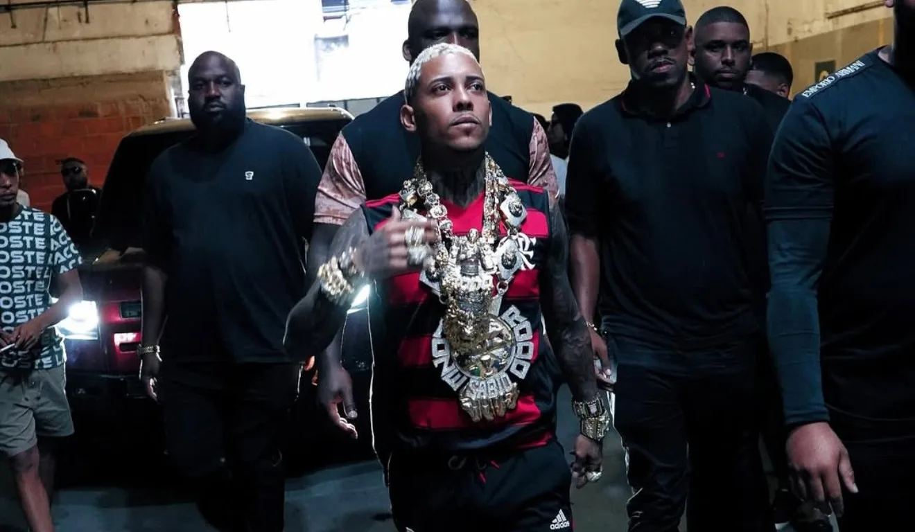 MC Poze acompanhado de seguranças