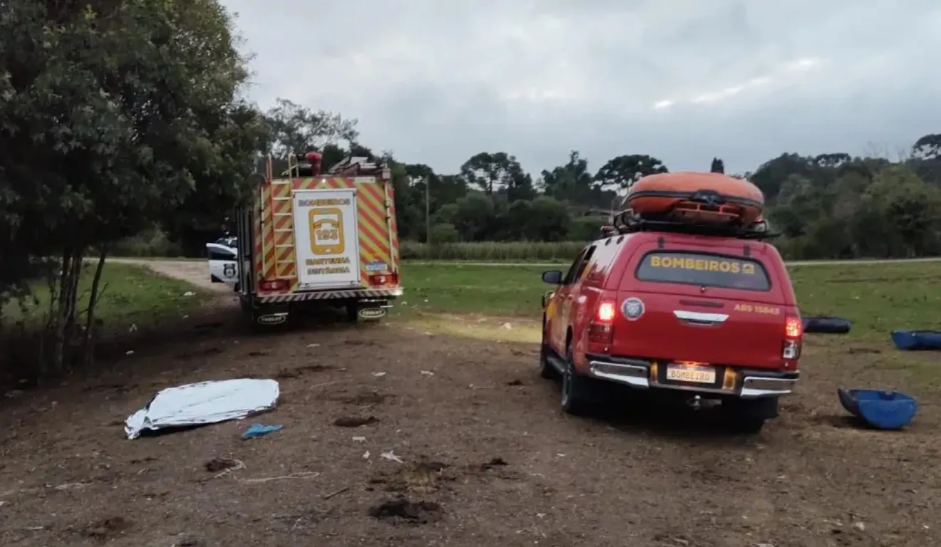 Viatura do Corpo de Bombeiros ao lado do corpo da vítima