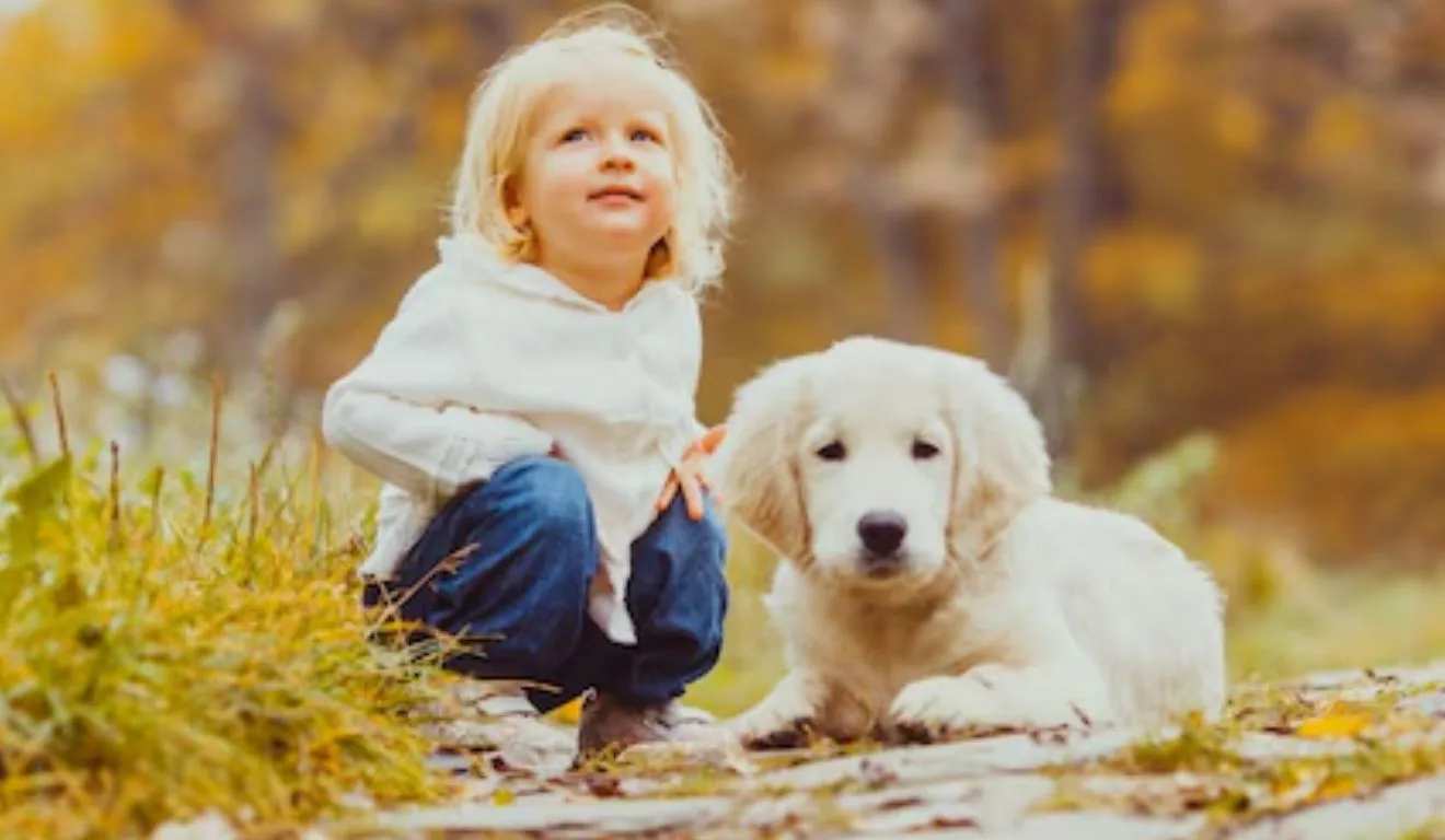 menina com golden retriever filhote