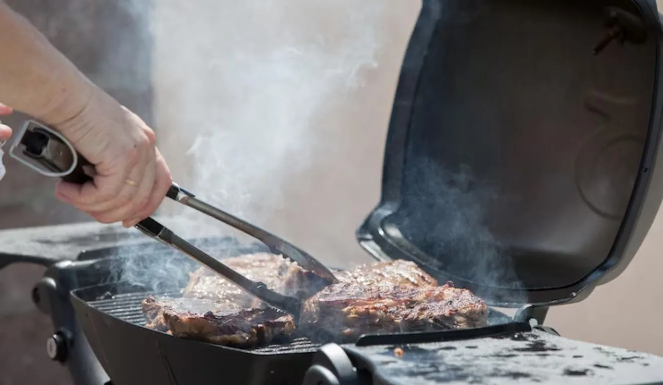 homem fazendo churrasco