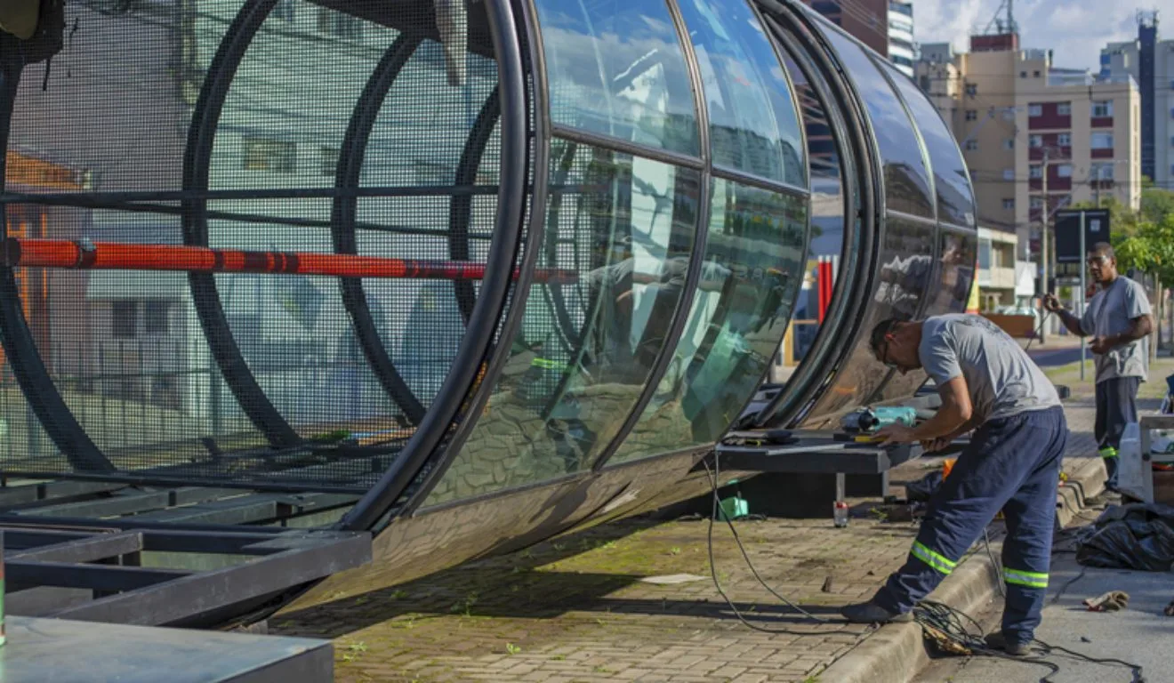 Homens reformando uma das estações tubo
