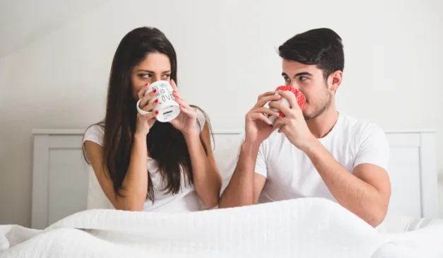 casalse olhando enquanto toma café