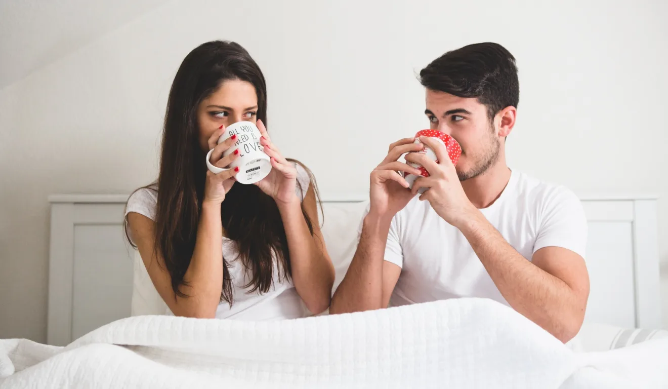 casalse olhando enquanto toma café