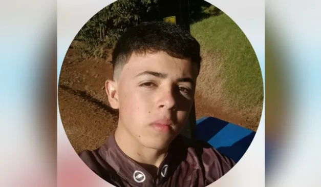 foto do jovem de perfil no sol