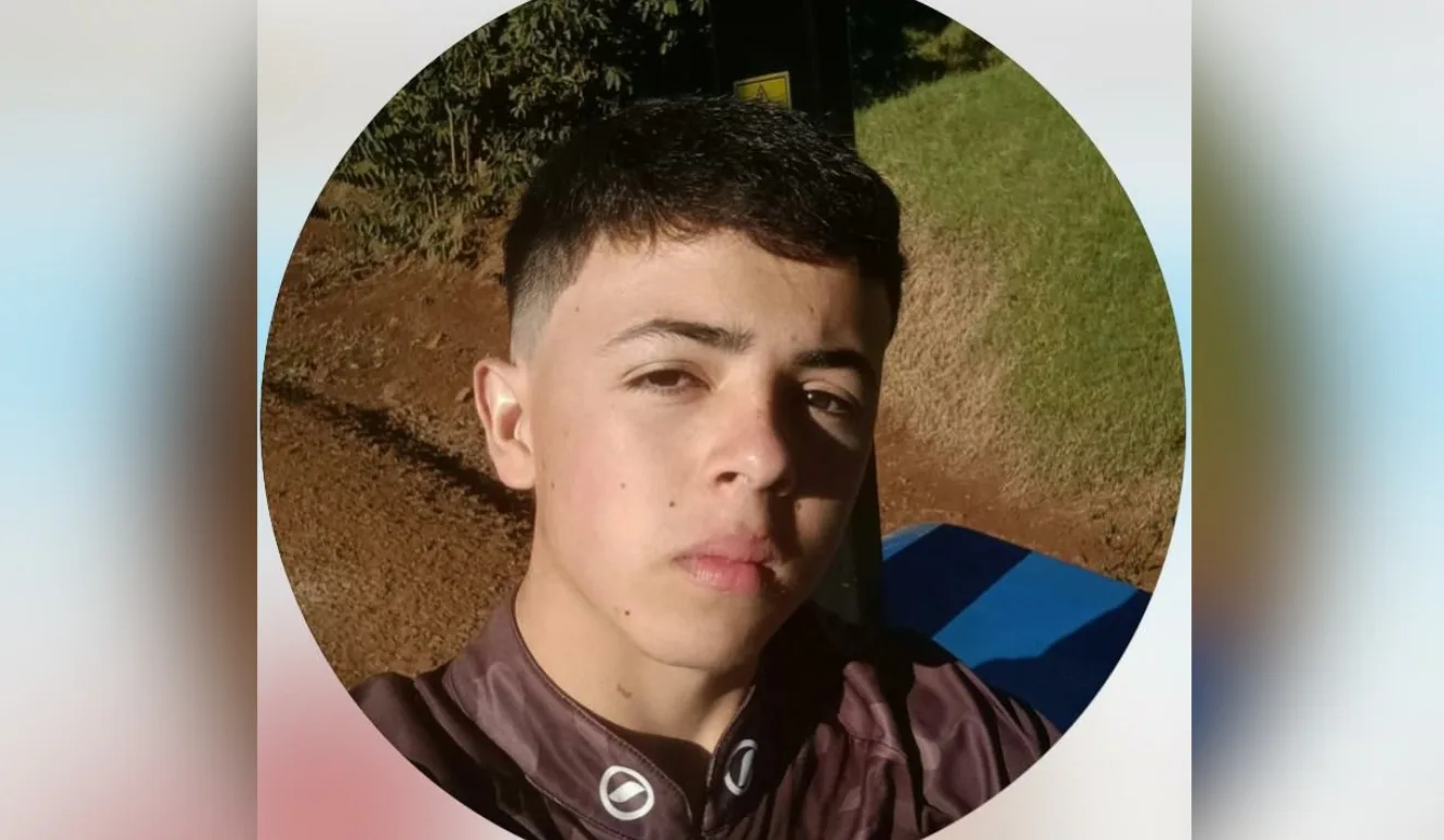 foto do jovem de perfil no sol