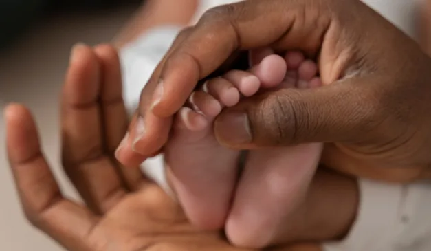 mãos em pés de bebê