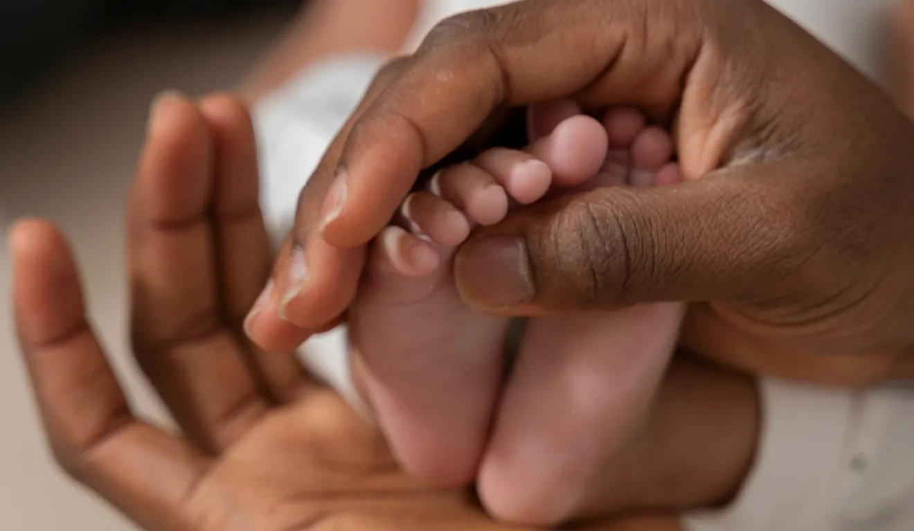mãos em pés de bebê