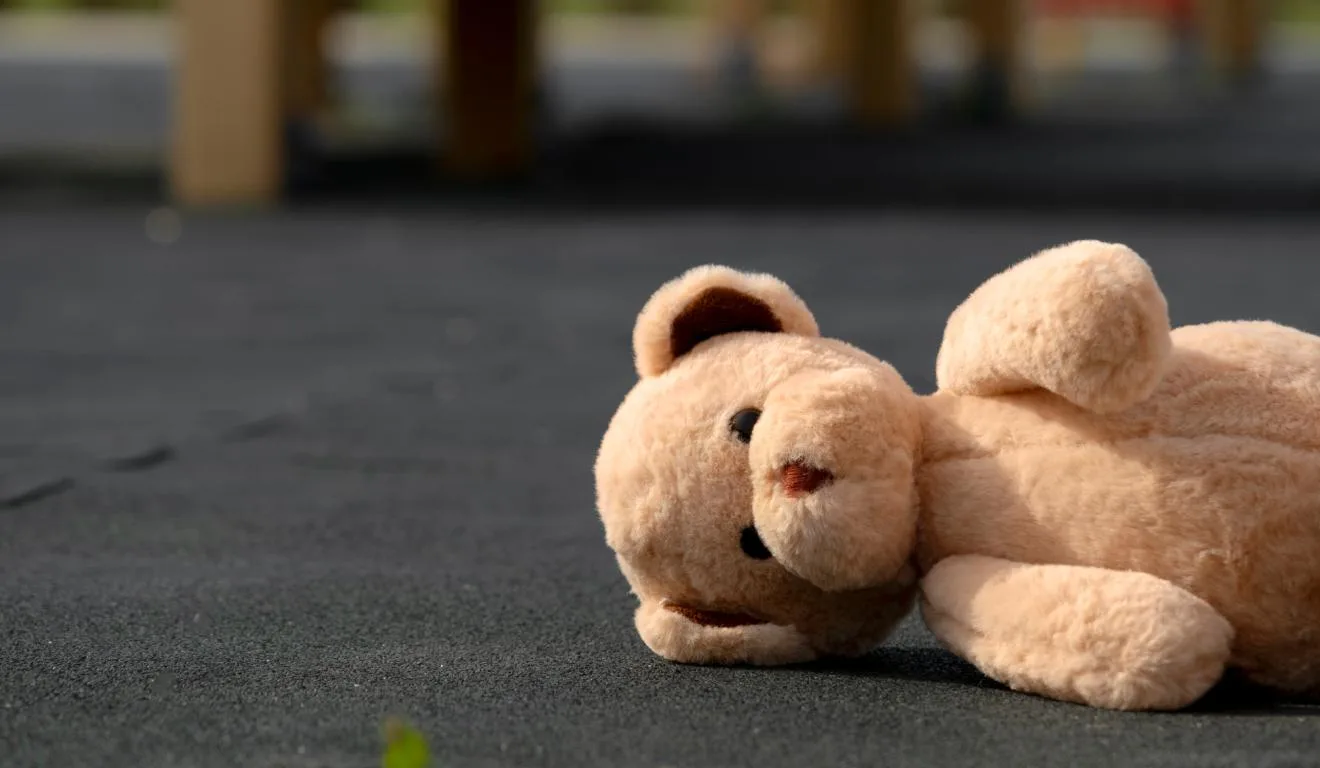 Urso de pelúcia caído no chão
