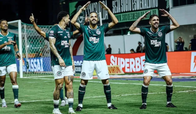jogadores do Goiás comemoram gol