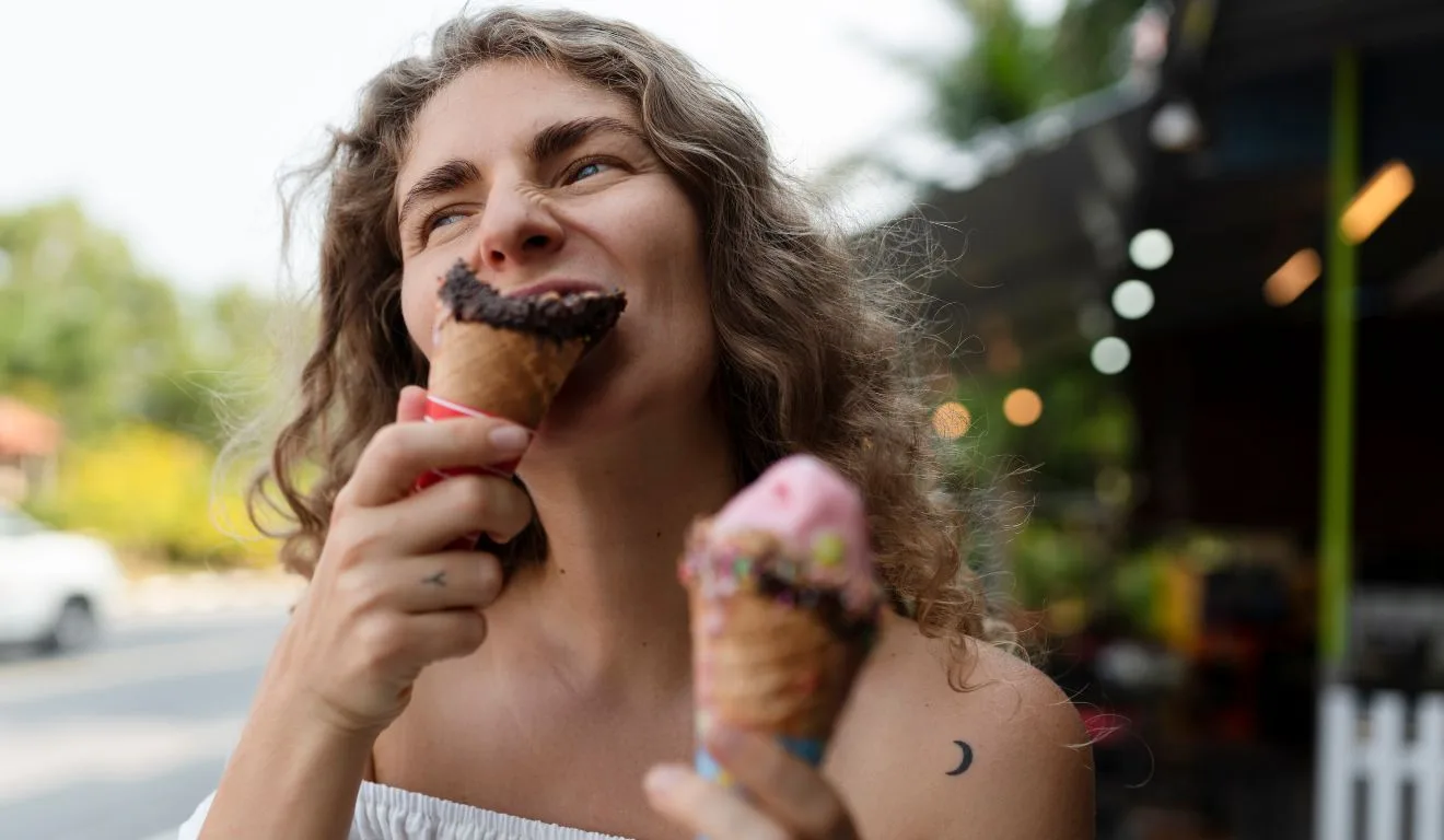 Mulher tomando sorvete. 