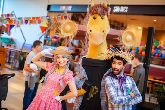 atires do Brincando com o Jotapê posando para a foto junto com o cavalinho, ícone da peça
