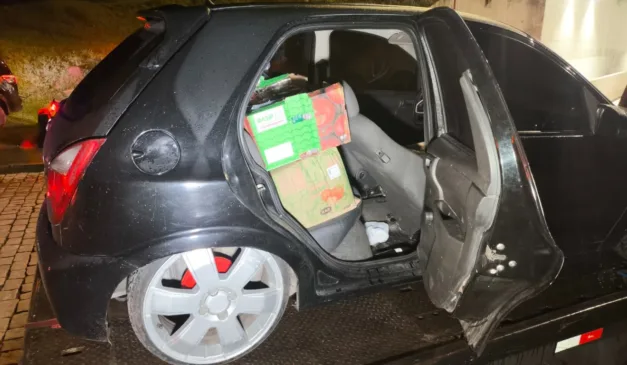 carro carregado com carga de maças furtada de um caminhão tombado na BR-116, em São José dos Pinhais. dois homens foram presos pelo furto
