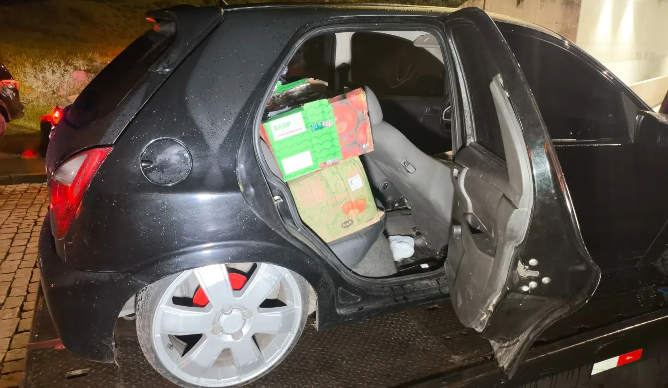 carro carregado com carga de maças furtada de um caminhão tombado na BR-116, em São José dos Pinhais. dois homens foram presos pelo furto