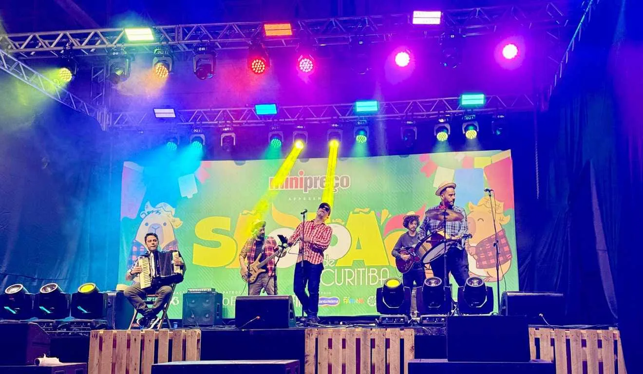 Banda Bigode do Forró apresentando no São João de Curitiba