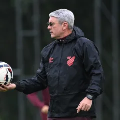 Odair Hellmann em treino no Athletico nesta sexta-feira (20).