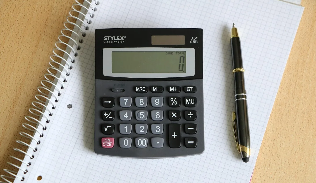 calculadora e caneta