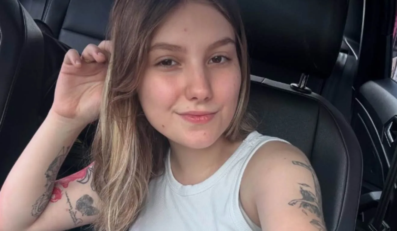 Isabel Veloso mexendo no cabelo