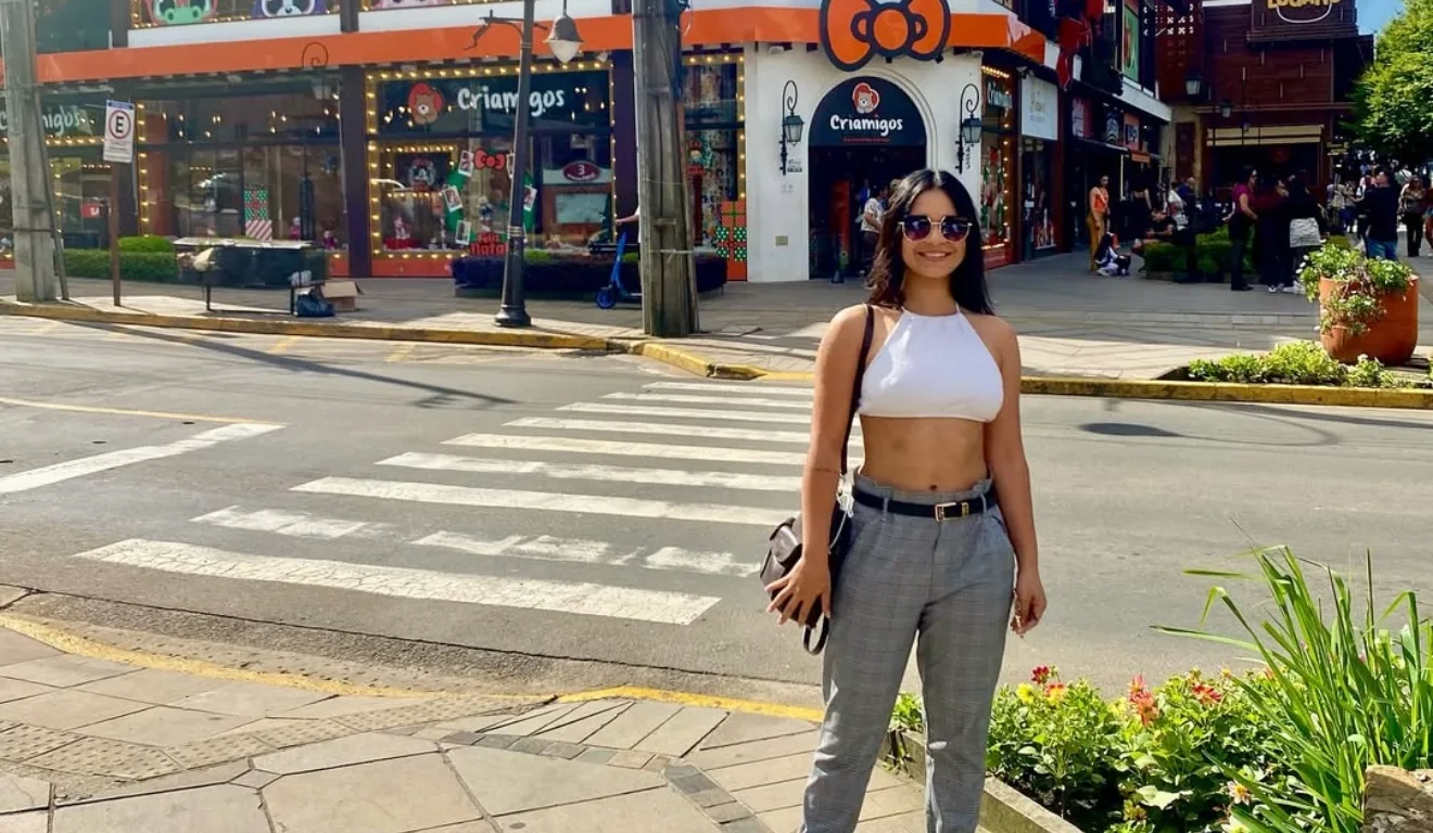 Amigos e desconhecidos prestaram tributos à jovem encontrada morta em cova rasa