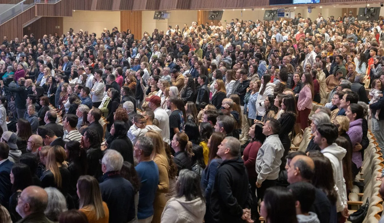 templo da pib curitiba durante o culto de domingo