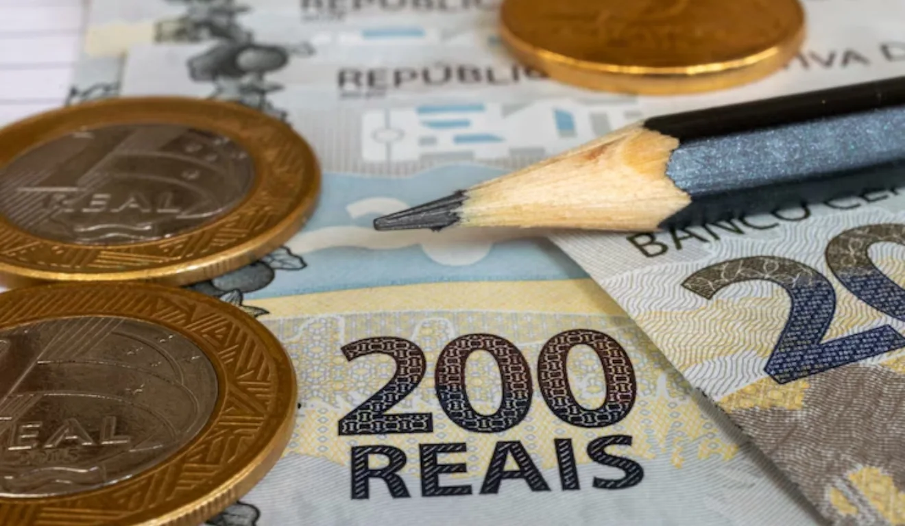 Lápis sobre notas e moedas