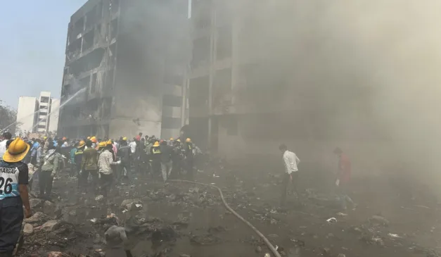 Avião cai na Índia