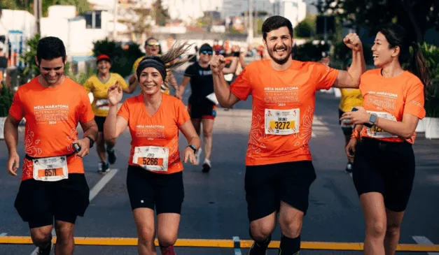 Imagem dos corredores da Meia Maratona Internacional de Curitiba.