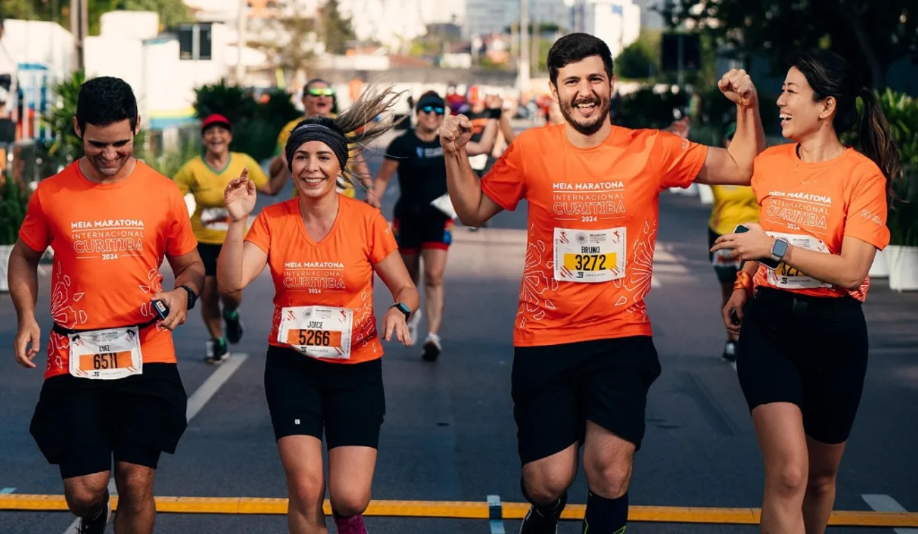 Imagem dos corredores da  Meia Maratona Internacional de Curitiba.
