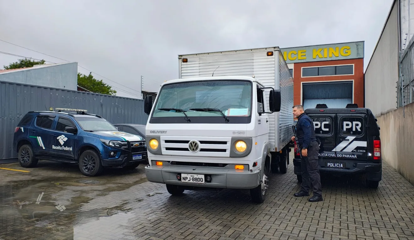 Imagem dos carros e caminhão da PCPR e Polícia Federal em frente ao comércio.