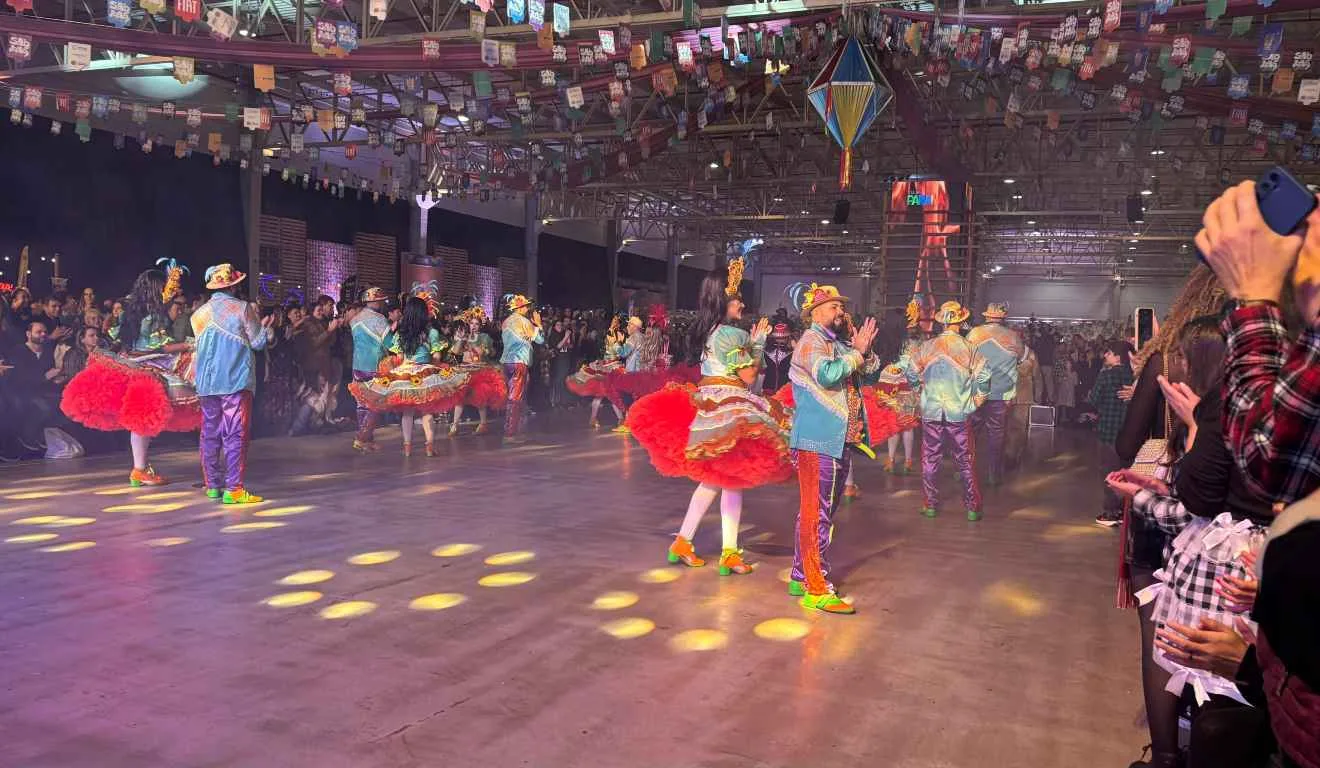 Apresentação da quadrilha luar do sertão em Curitiba