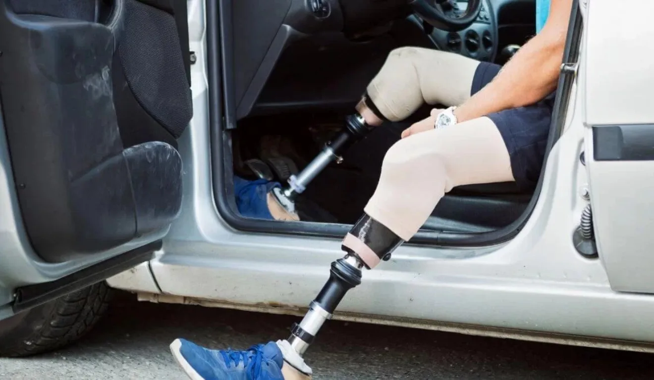 amputado com prótese dentro de carro
