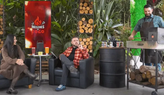 Mariah, fundadora do perfil @ondeircuritiba, apresentador André Douat e, no comando das grelhas, Patrick Zarnicinski, durante gravação do programa Mestres do Fogo