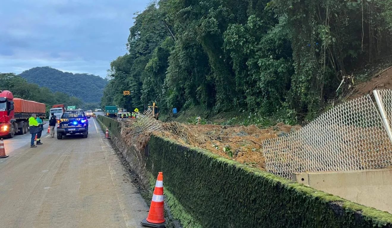 queda de barreira km 43 da BR-277